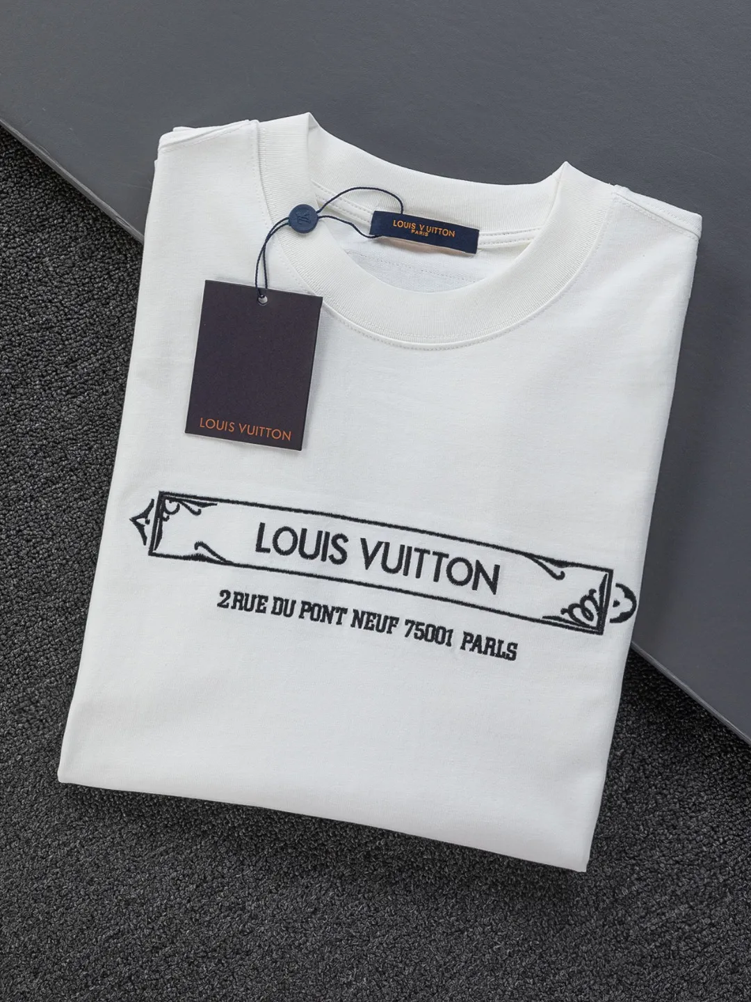 🅿️190 Louis Vuitton 1V LV lv slightly wide version S-XL LV 26ss new products are available at counters simultaneously. Multiple craftsmanship. Gold thread jacquard checkerboard letters on the chest🪡 embroidery. Round neck short-sleeved T-shirt, same style for men and women! Consigned to one-to-one creation. Synchronized with the official website, pure cotton fabrics at the counter! It is close to the skin and comfortable, durable and easy to wear. It has a classic and simple logo design and meticulous original craftsmanship. Short-sleeves, a must-have item for men, do not appear to be the same for the general public, but must be unique and eye-catching. This LV short-sleeve is all about quality, comfort, the same shape and fashion as always, including fabrics and cutting techniques. All of them have been made with great effort! 320 grams of washed pure cotton fabric, pure cotton is breathable, very refreshing and comfortable for daily wear. The rib knitting on the neckline is smooth and tight, and the neckline will not be skewed if you toss it at will. The loose version, you will find that it looks really good on the upper body. The overall is minimalist and neat, super versatile for daily use! Pair it casually with a pair of pants for a youthful look. A T-shirt will make your outfit crazy. It is a fashionable item that can never go wrong! Color: Black White Size: S-XL Size chart: S: Shoulder width 50-Bust 56-Length 70 M: Shoulder width 52-Bust 57-Length 72 L: Shoulder width 54-Bust 59-Length 74 XL: Shoulder width 56-Bust 62-Length 76